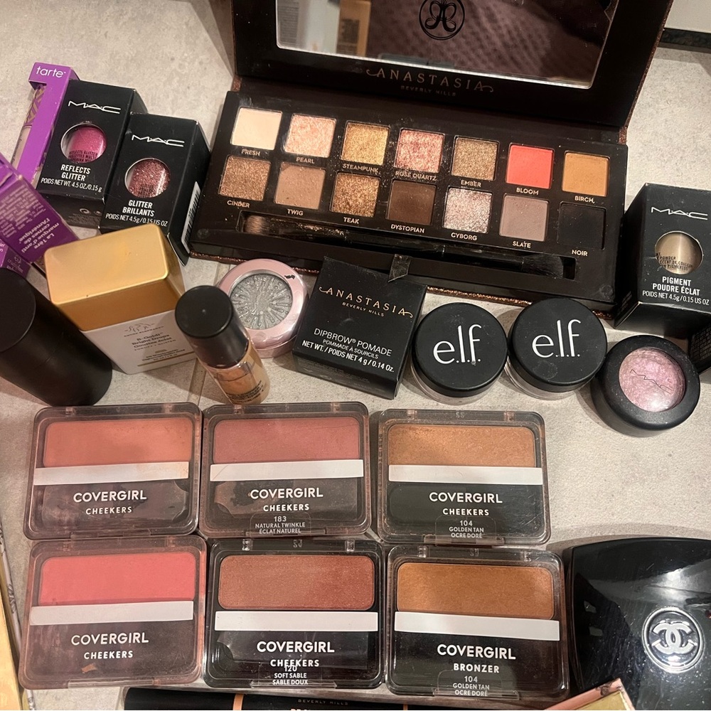 Bulk makeup lot. - Picture 4 of 8